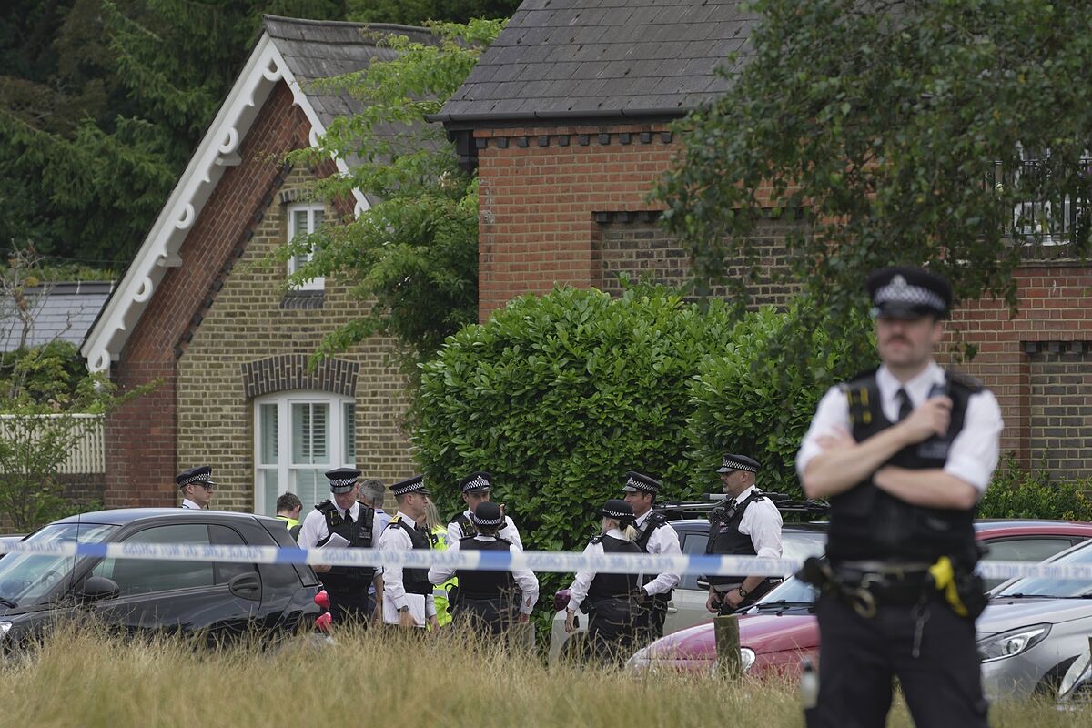 Muere una segunda niña al chocar un auto contra una escuela en Londres