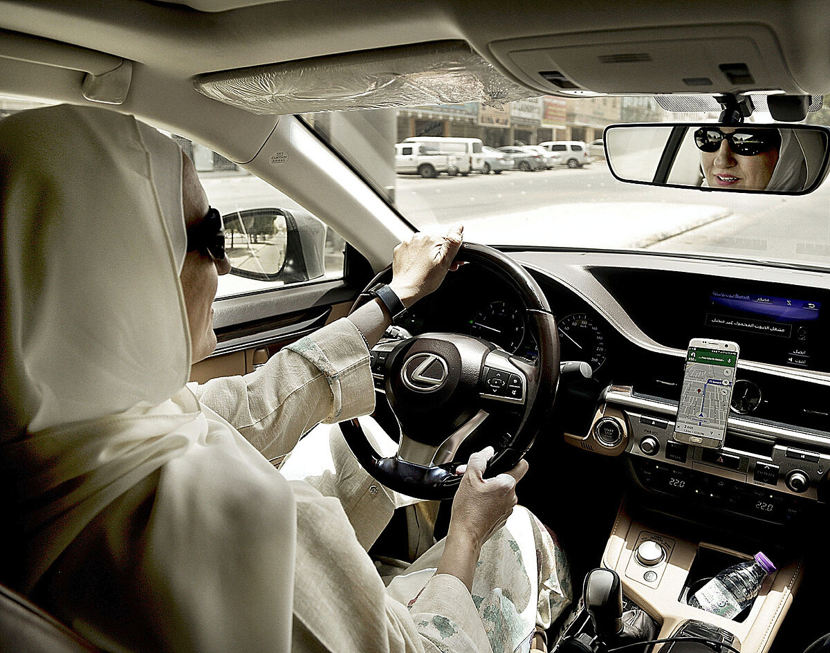 Mujeres saudíes al volante de sus derechos y con muchos kilómetros por delante