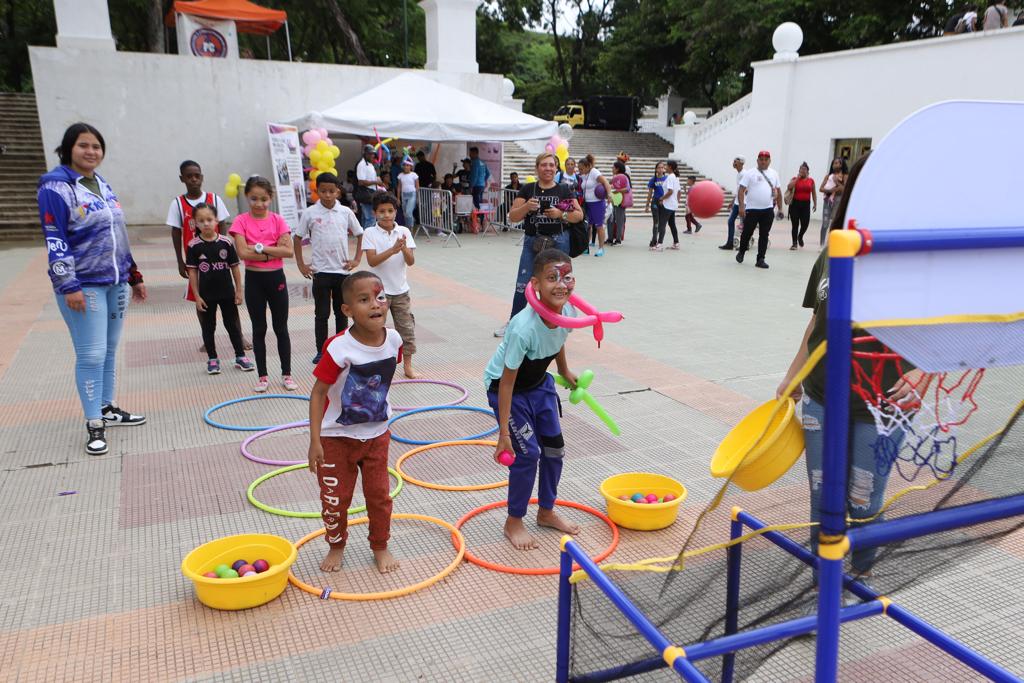 Niños llenan los mercados y parques de Caracas para celebrar su día