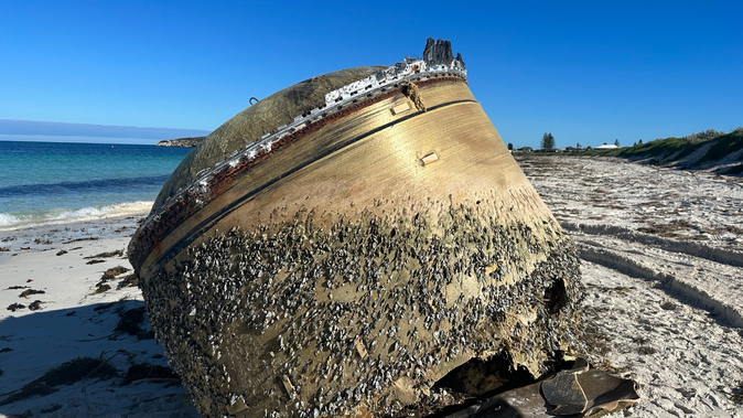 Poner fin al misterio del objeto cilíndrico dorado que apareció en una playa australiana