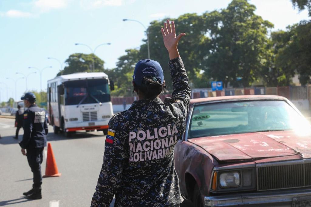 Responsables de retenes policiales detuvieron a cuatro policías