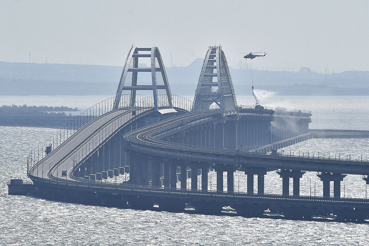 Un nuevo ataque daña el puente en Crimea e interrumpe el tráfico hacia la península ocupada