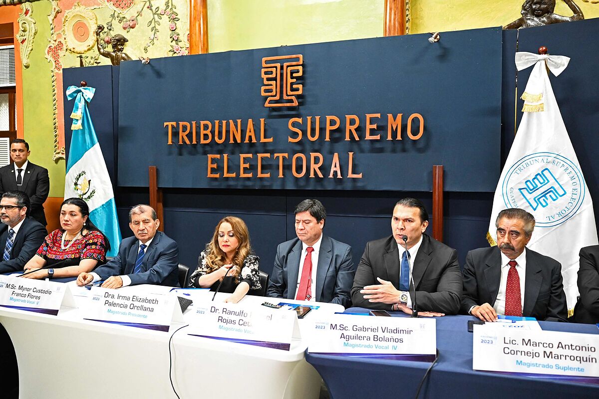 Un tribunal de Guatemala ordena la suspensión del partido Semilla cuyo candidato, Bernardo Arvalo de León, aspira a la presidencia del país.
