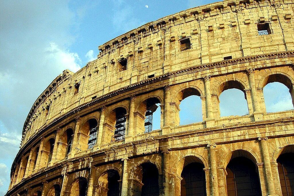 Una segunda joven denunció que grabó su inicial en una de las paredes del Coliseo de Roma