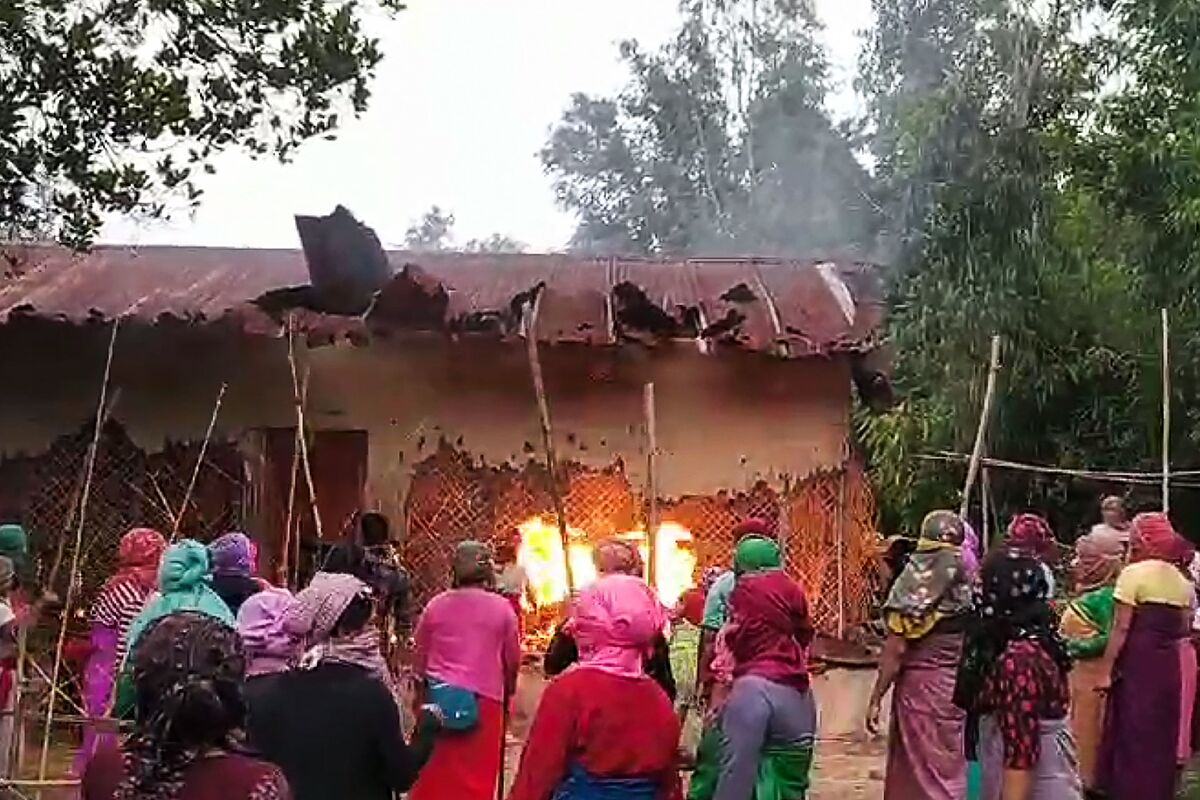 Varias mujeres han incendiado las casas de los sospechosos de humillar a dos mujeres en India