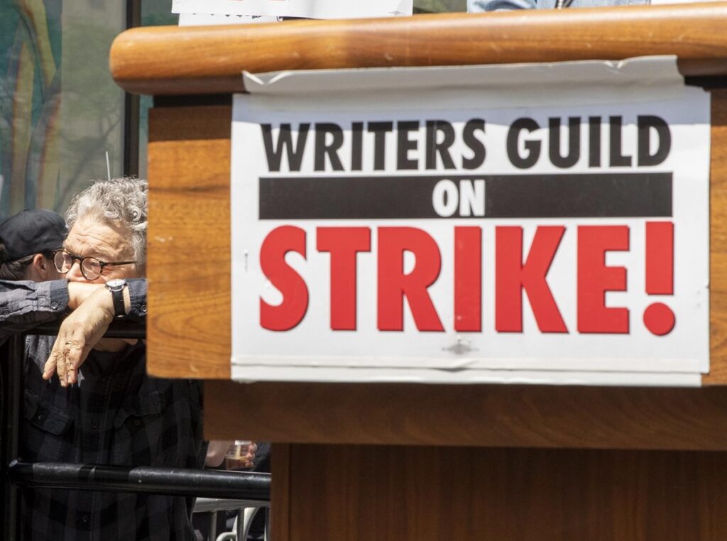 Directores de Hollywood llegan a acuerdo tentativo con guionistas en huelga