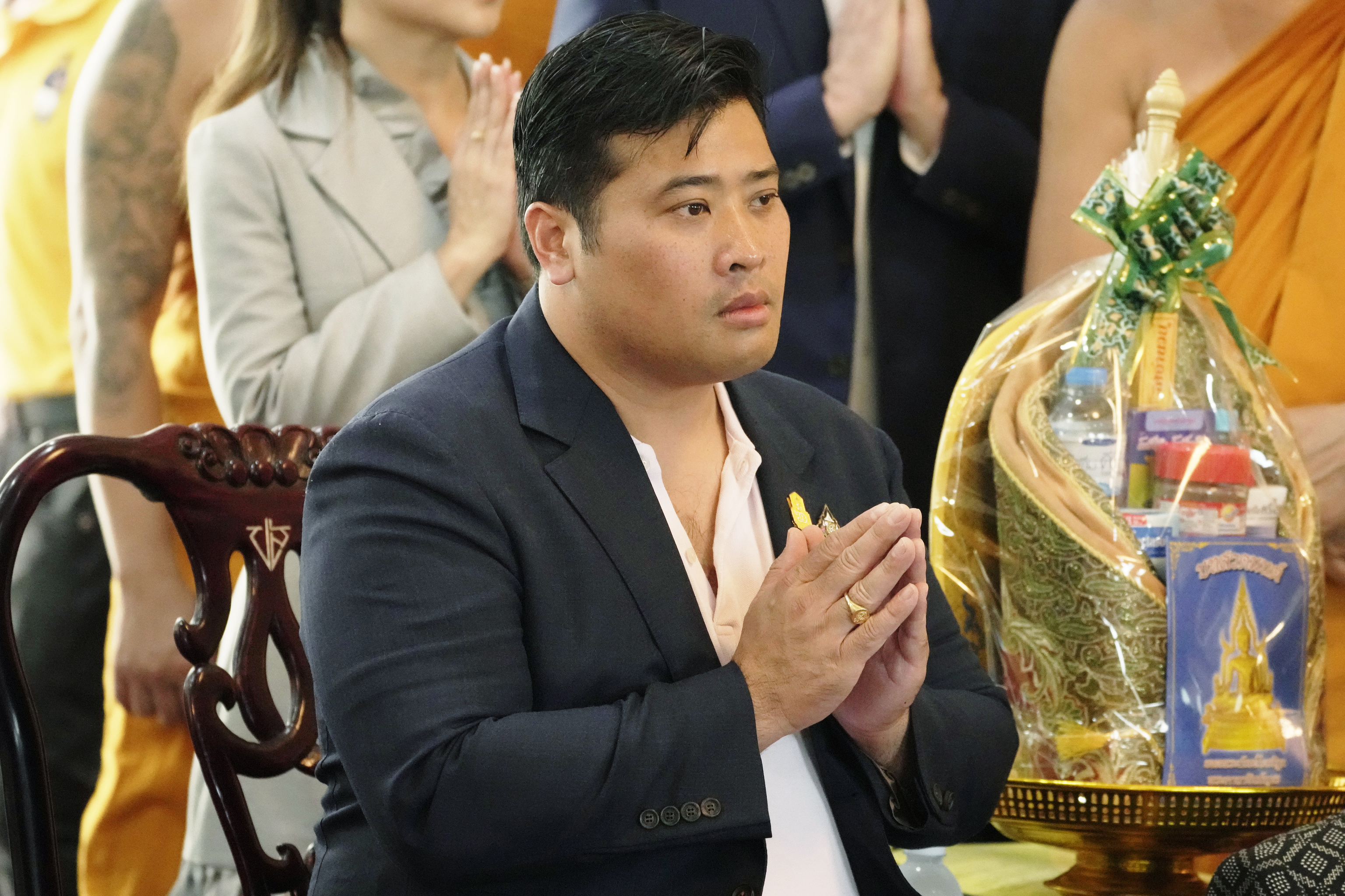 Vacharaesorn Vivacharawongse, el hijo renegado del rey de Tailandia, reza en una ceremonia en el templo Yannawa de Bangkok.