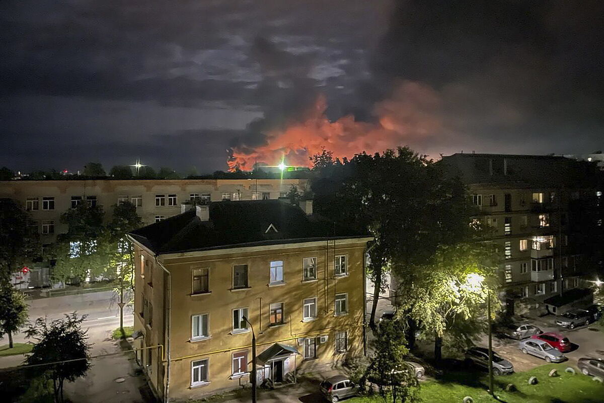 Aviones y fábricas en llamas tras la 'lluvia de drones' ucranianas en el norte y sur de Rusia