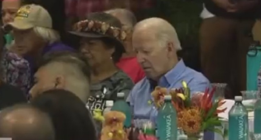 Biden se quedó dormido en acción con las víctimas de los incendios forestales en Hawaii