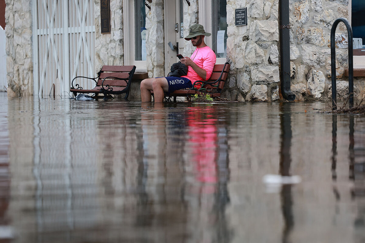 Carreteras y calles inundadas y 260.000 edificios sin electricidad: Florida se enfrenta a las secuelas de Idalia
