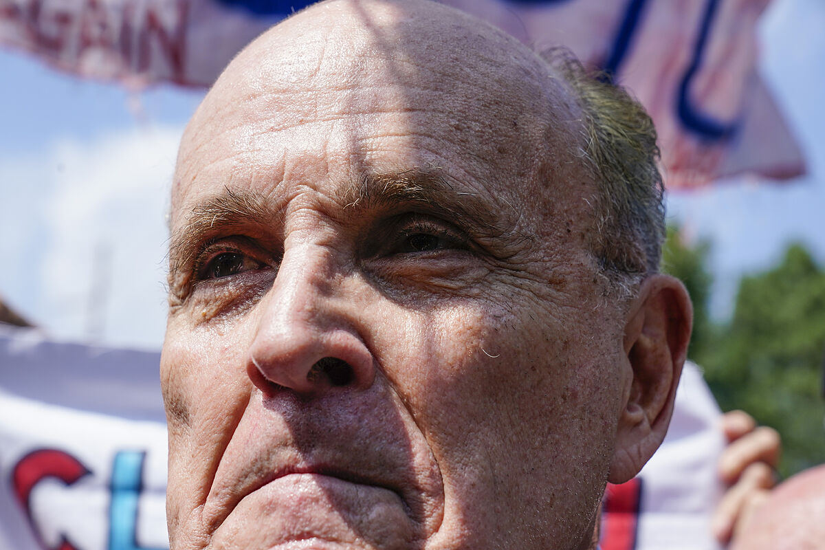 El abogado de Trump, Rudy Giuliani, se entregó en Atlanta por cargos electorales