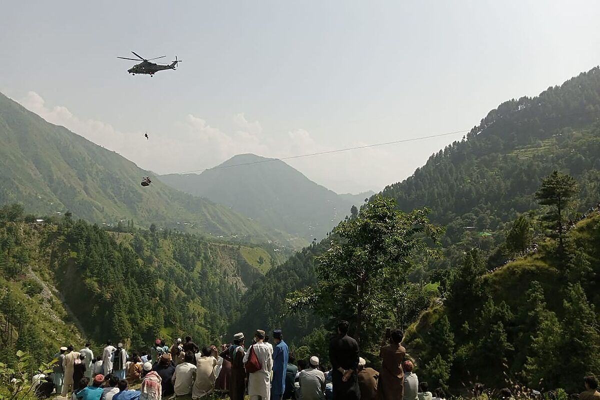 El ejército paskitano descarta el rescate en helicóptero de las seis personas atrapadas en el teleférico
