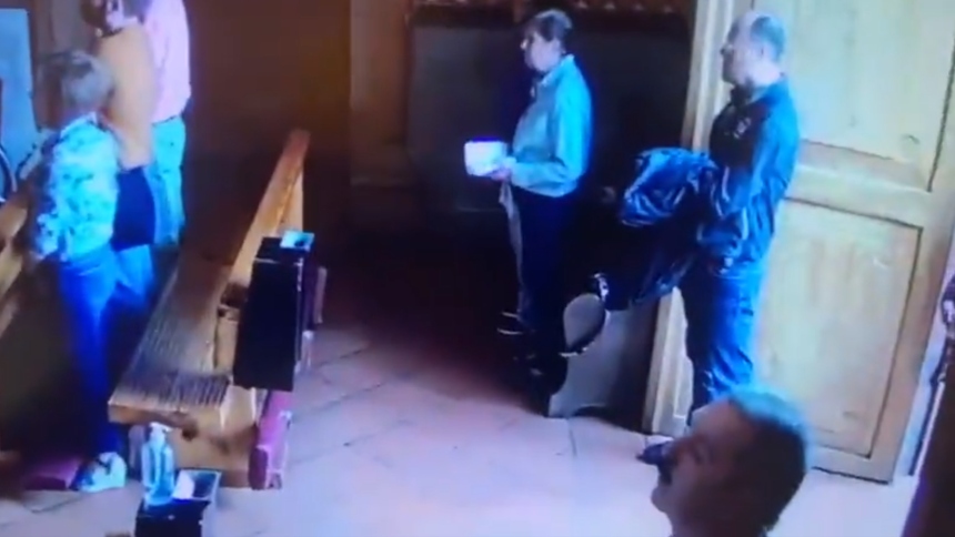 El video viral del robo a una señora que estaba en misa
