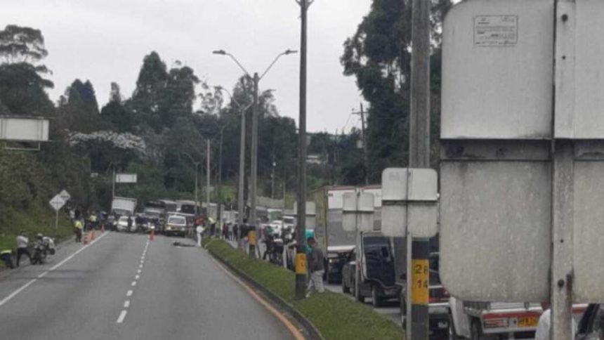 Encuentran el cuerpo de un joven venezolano baleado dentro de un vehículo entre Medellín y Bogotá