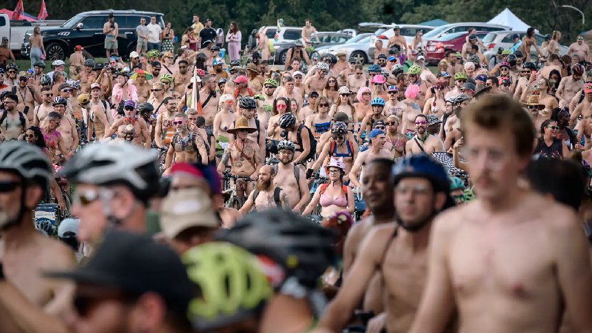 "Es muy liberador", el extraño evento de Filadelfia donde los ciclistas andan completamente desnudos