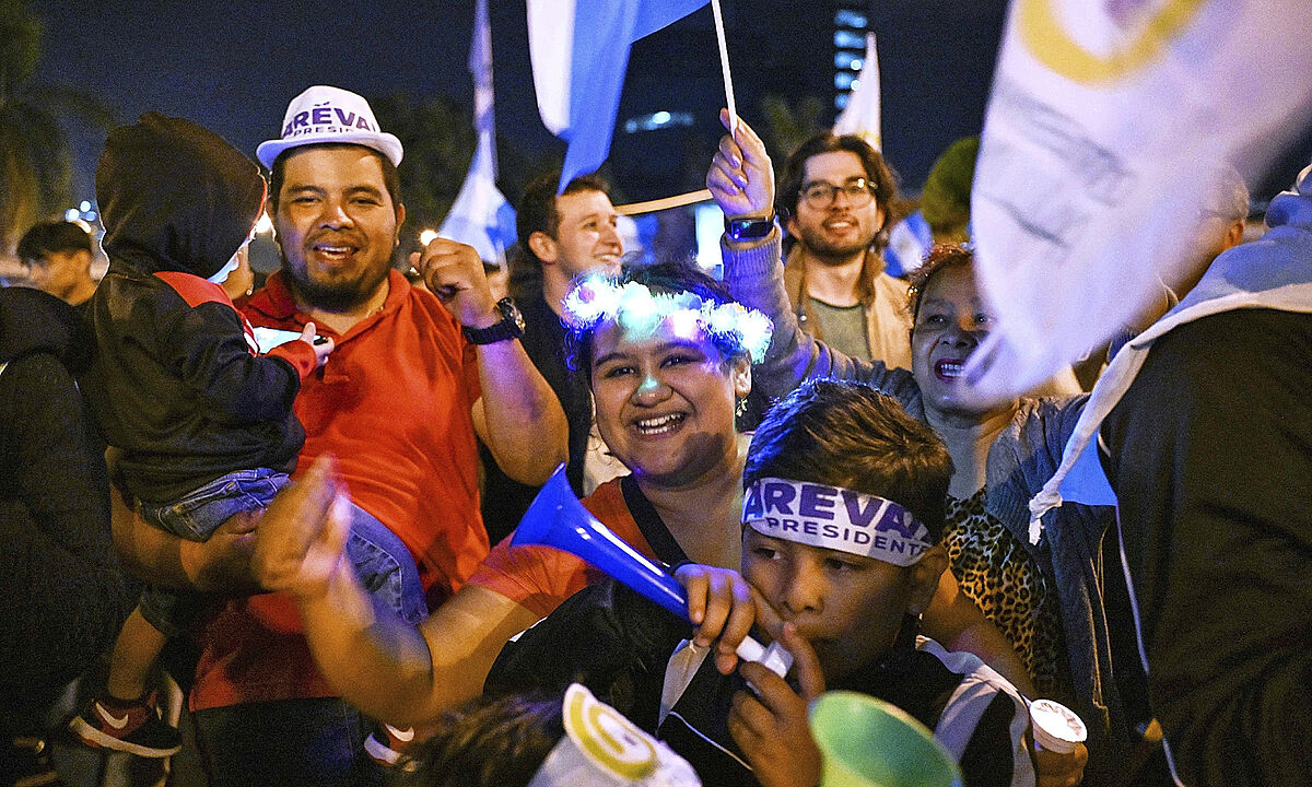 Miles celebran la victoria de Bernardo Arvalo en Guatemala, mientras su rival sigue sin aceptar los resultados