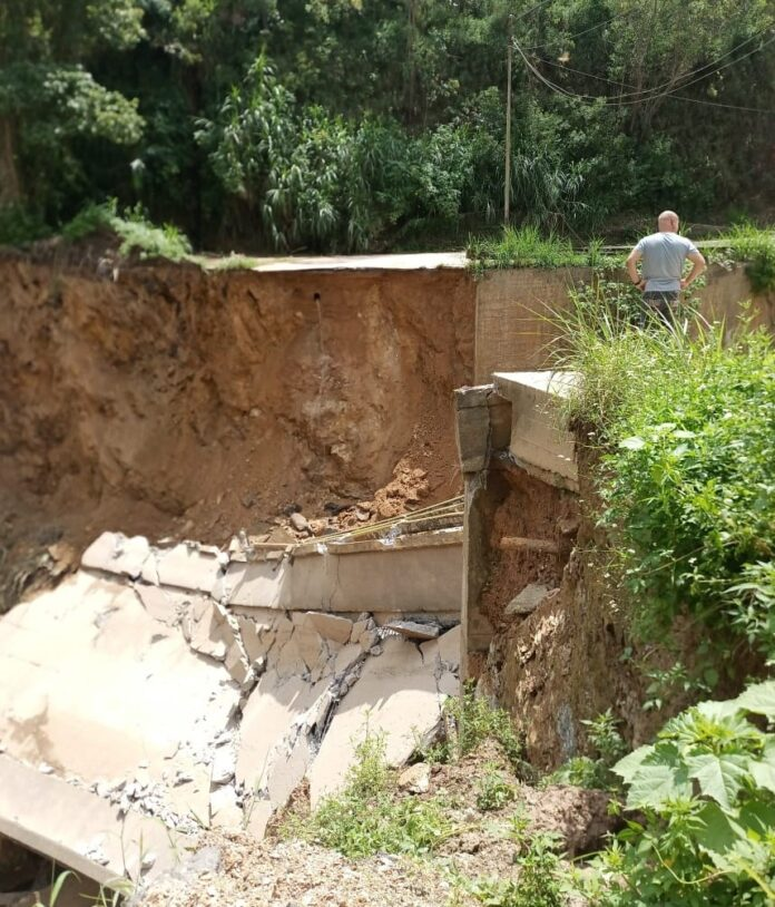 Se derrumba puente Colinas de Carrizal #29Ago