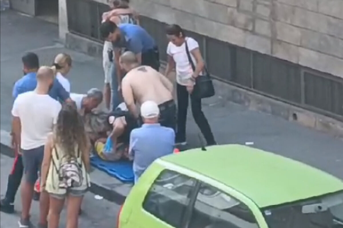 Un hombre salva la vida de una niña de 3 años que se cayó de un quinto piso en Turín y se cruzó en su camino