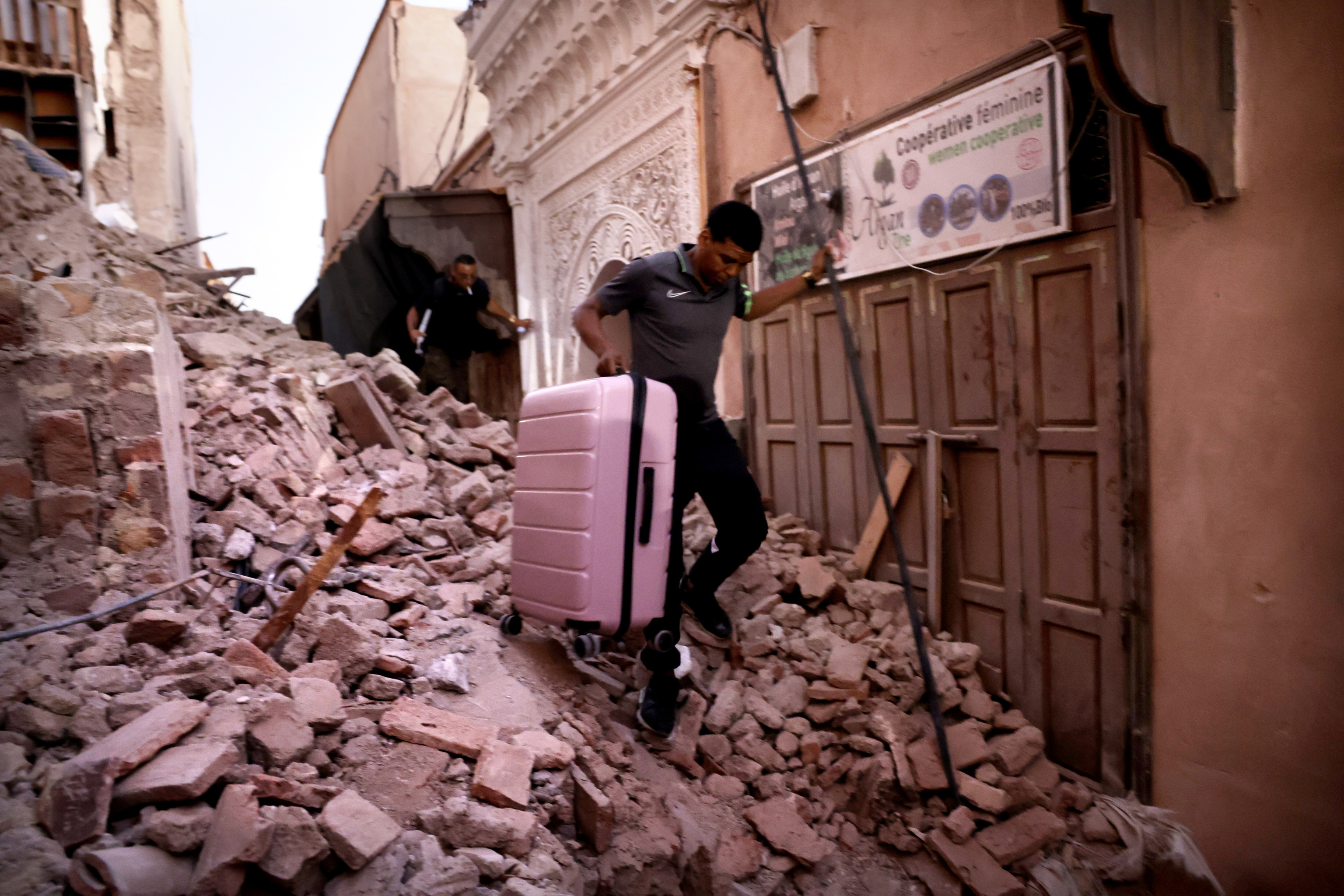 Un hombre entre los escombros de Marrakech.