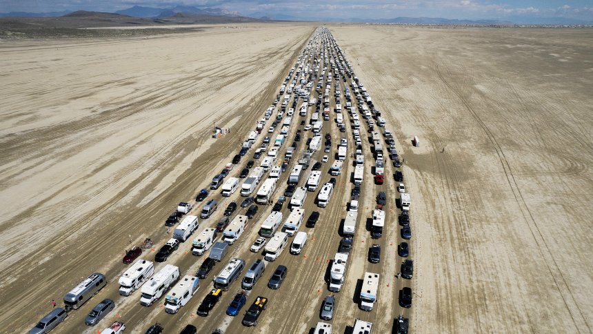 Así fue la increíble salida de las 70.000 personas que quedaron atrapadas en el festival Burning Man en EE.UU.