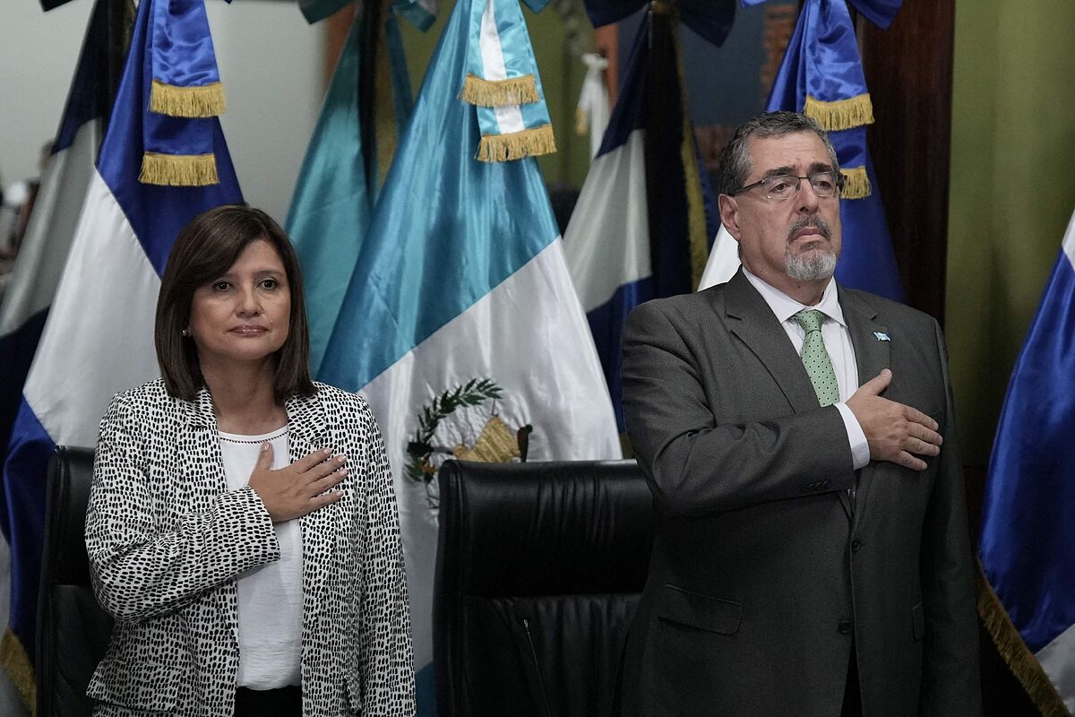Bernardo Arávalo recibe acreditación como presidente electo de Guatemala con advertencia de que 'la persecución política no cesa'