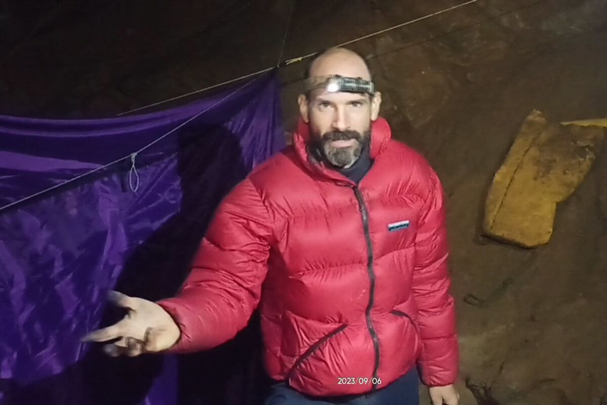 El complicado rescate de un espeleólogo que cayó enfermo a mil metros bajo tierra
