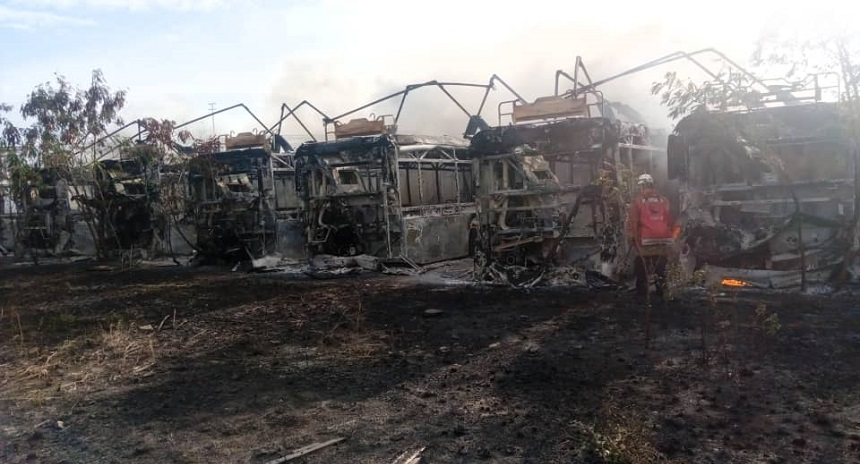 El incendio en Transbarca quemó varias unidades de transporte el 12 de septiembre
