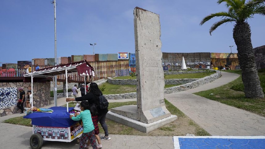 El mensaje de México a EE.UU. al colocar los restos del Muro de Berlín