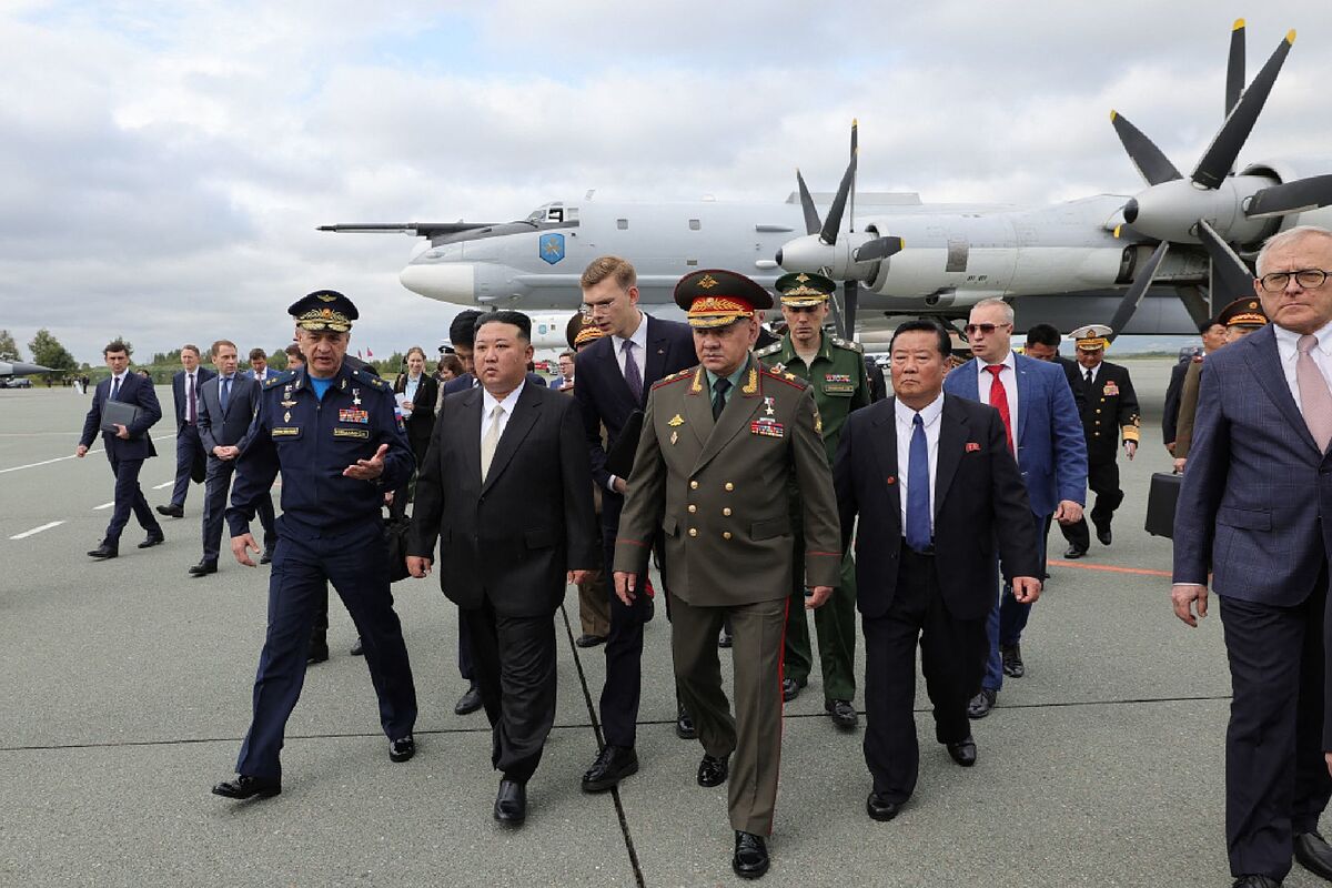 El ministro de Defensa ruso presenta aviones nucleares estratégicos y misiles hipersónicos Kinzhal a Kim Jong-un