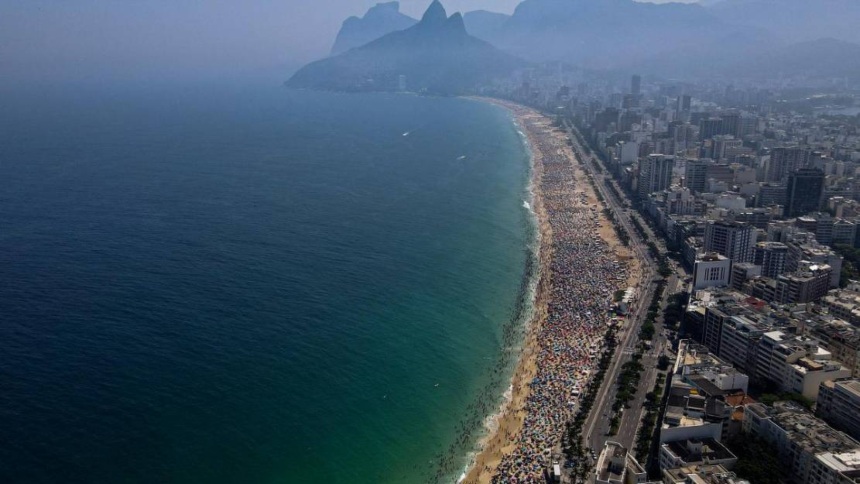 Impactante video de playas abarrotadas en Río de Janeiro por intenso calor de 47°