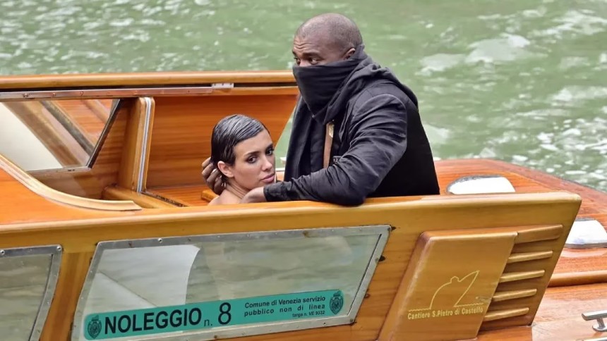Kanye West supuestamente tuvo relaciones sexuales con su esposa en un taxi acuático en Venecia