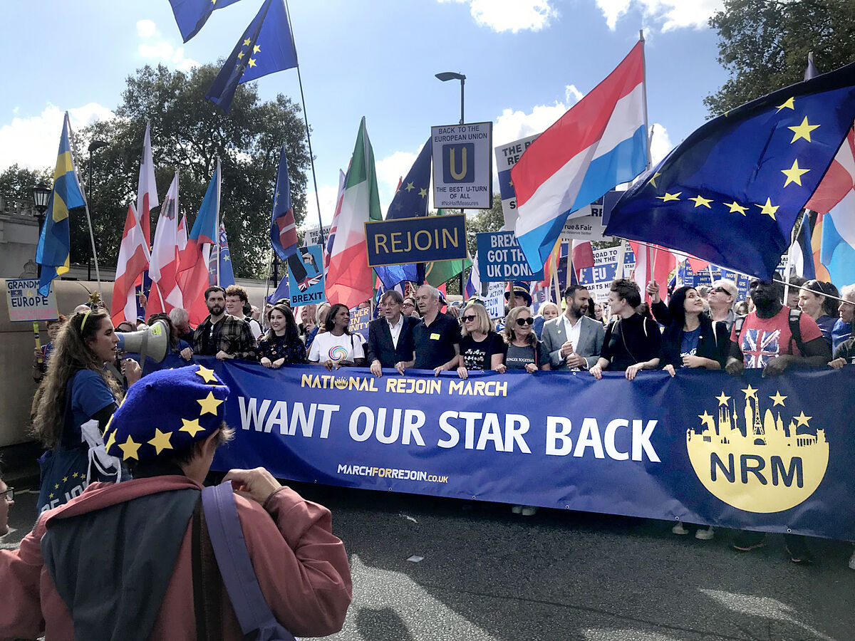 Miles de británicos se manifiestan en Londres contra el Brexit: "¡Volveremos a la Unión Europea!"