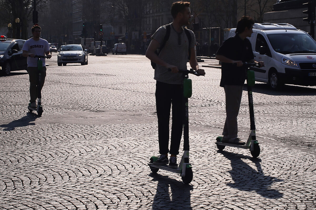 Primer día en París sin patinetes eléctricos: "Los peatones vivirán más tranquilos"