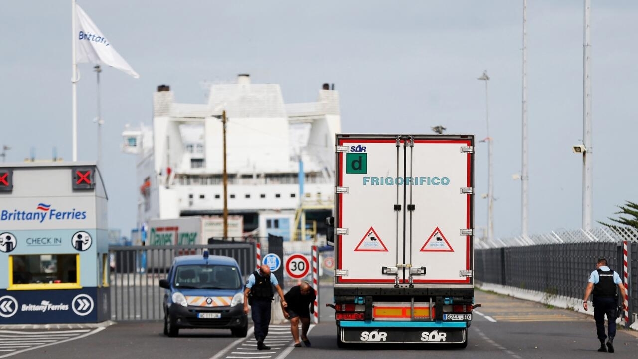 Seis inmigrantes rescatados de un camión en Francia tras pedir ayuda a un periodista