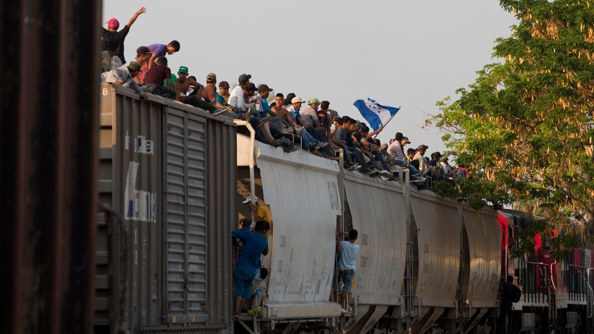 Suspenden rutas de trenes de carga en México mientras migrantes se apresuran a abordar