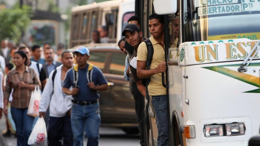 Usuarios enojados advierten sobre el aumento de la tarifa de la ciudad de Caracas, subió a 10 bolívares