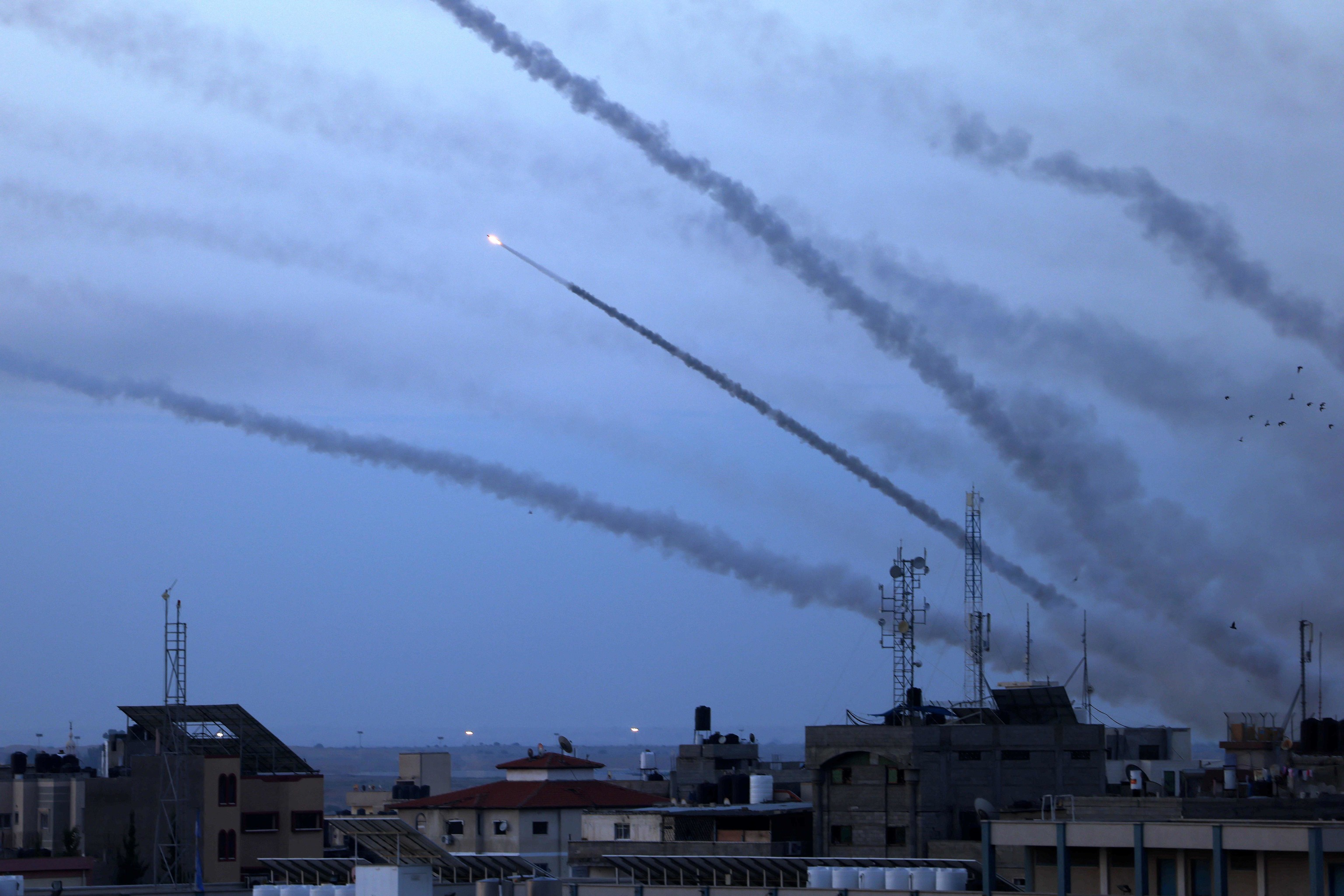 Cohetes disparados desde Gaza hacia Israel.