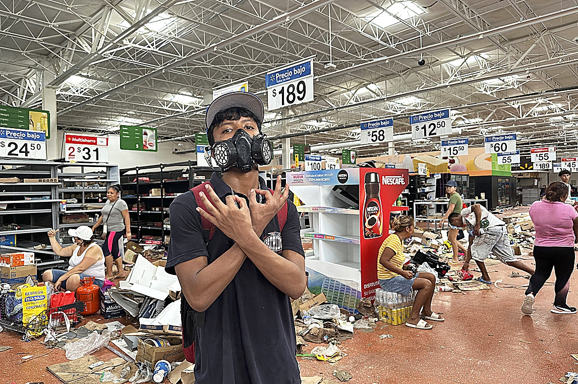 Un joven posa en Walmart mientras asaltan el centro comercial 