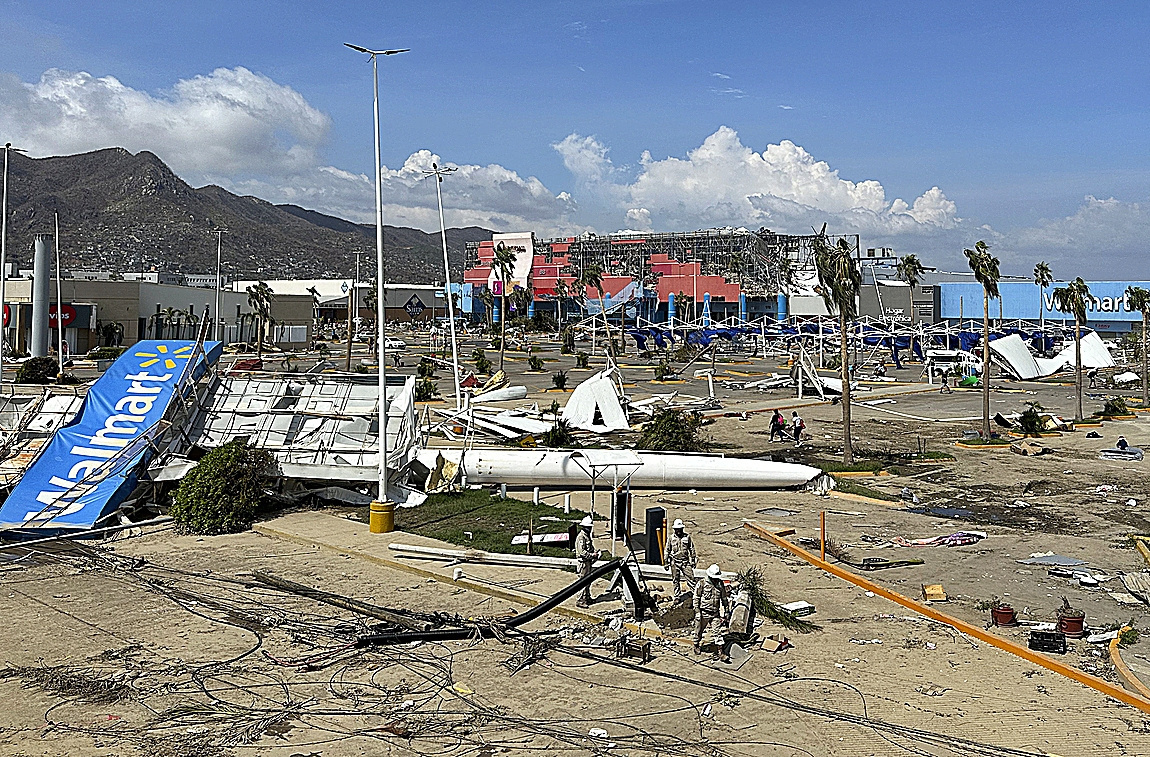 Imagen de la entrada del hipermercado Walmart en Acapulco, destruida por el huracán