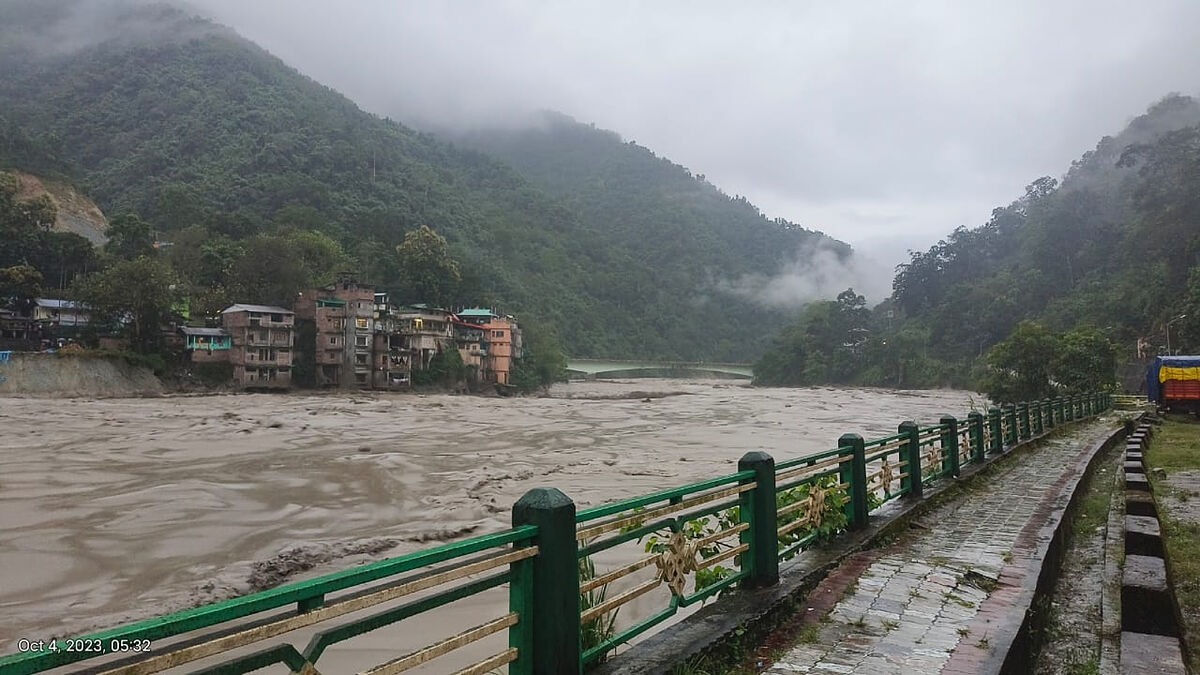 Al menos 11 muertos y 120 desaparecidos por las inundaciones en el norte de la India