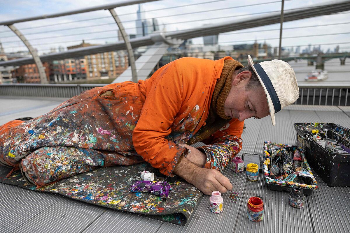 El 'artista del chicle' pide que se conserve su obra en el Puente del Milenio de Londres