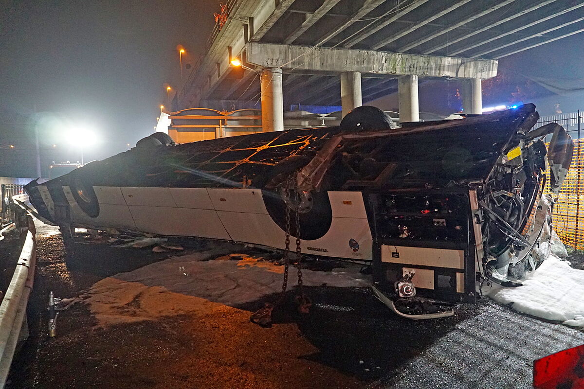 El conductor se desmayó, se quedó dormido o el autobús se incendió antes de caer del puente: las hipótesis sobre el accidente de Venecia