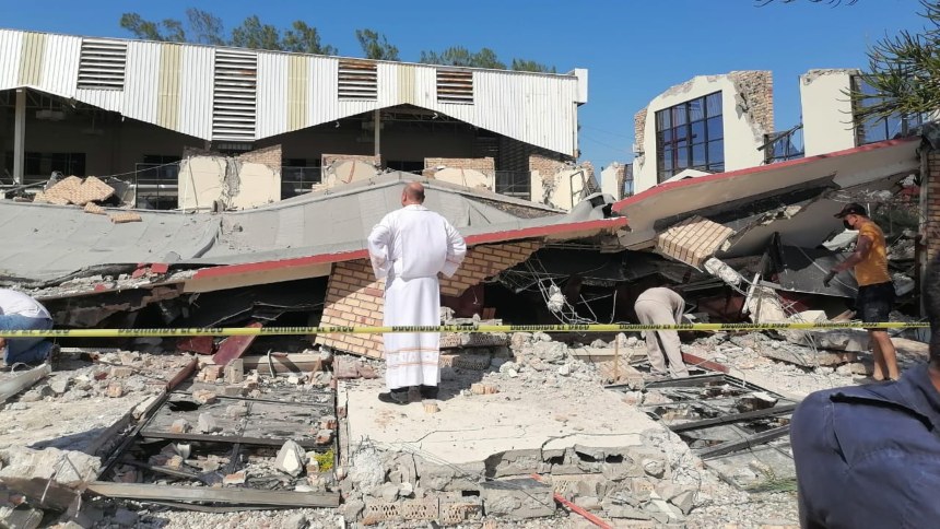 El techo de una iglesia se derrumba en plena misa de bautismo y deja tres muertos
