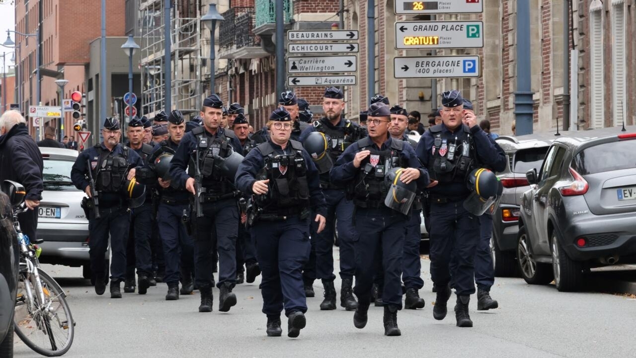 Francia desplegará 7.000 soldados tras el apuñalamiento de un profesor