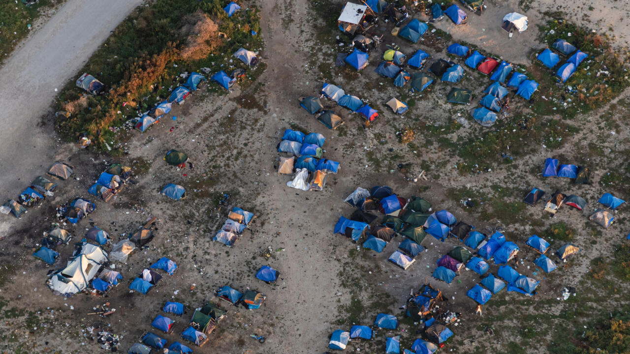 La policía francesa evacua a cientos de inmigrantes del campo de Calais