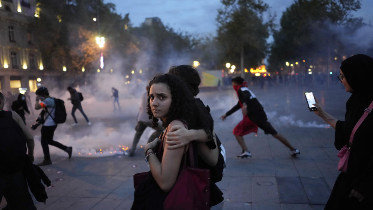 La policía utiliza gases lacrimógenos en una manifestación pro-palestina prohibida en París mientras Macron pide unidad