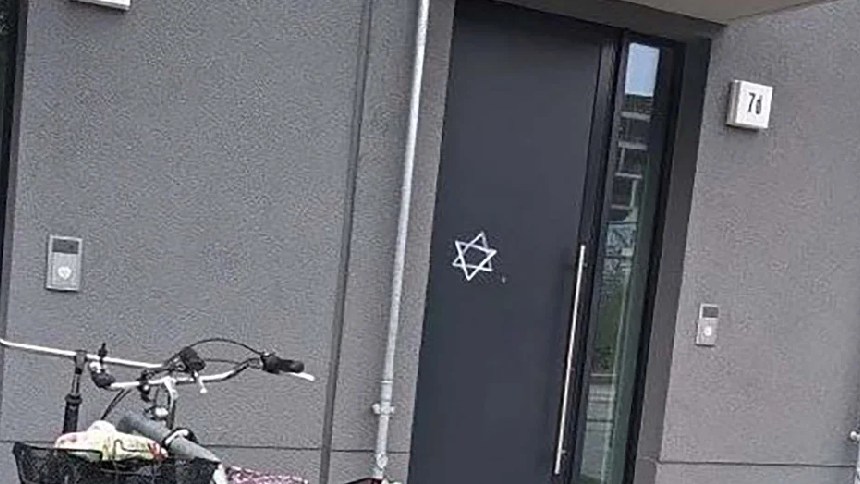 Las inquietantes fotos de casas judías en Berlín marcadas con la estrella de David como en la era nazi
