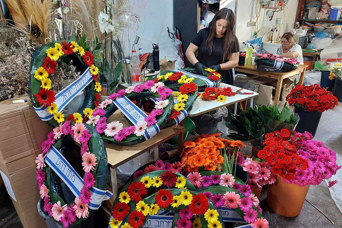 Lucrecia, tras sobrevivir al ataque a un "kibutz", se esconde durante 12 horas debajo de la cama para hacer coronas de flores para los soldados muertos