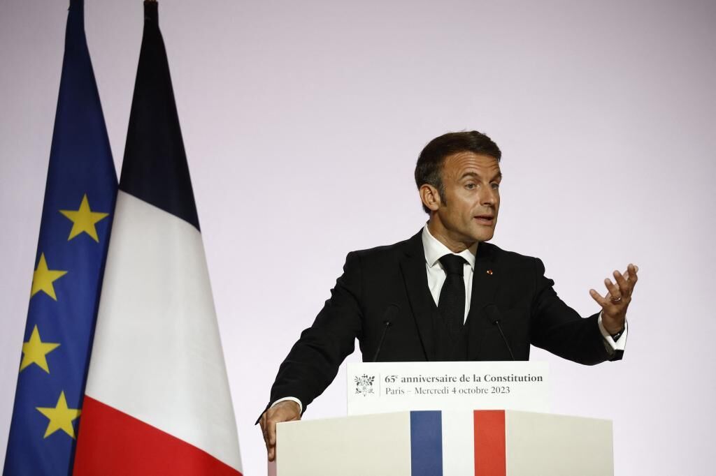 Macron propone modificar la Constitución y ampliar el uso del referéndum