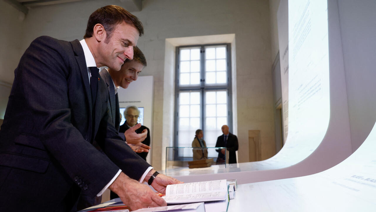 Macron se opone a la ortografía neutral en cuanto al género en la inauguración del museo de la lengua francesa